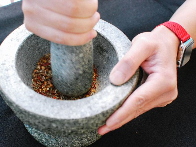 如果不想去市內全自動(dòng)無(wú)煙燒烤店怎么在家做燒烤？