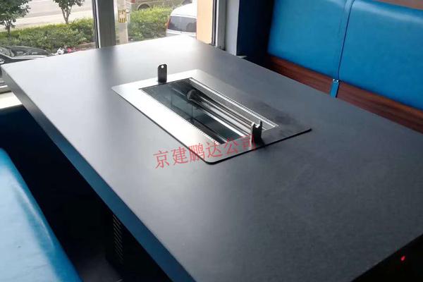 燒烤加盟店的自動(dòng)翻轉無(wú)煙燒烤桌哪家好？